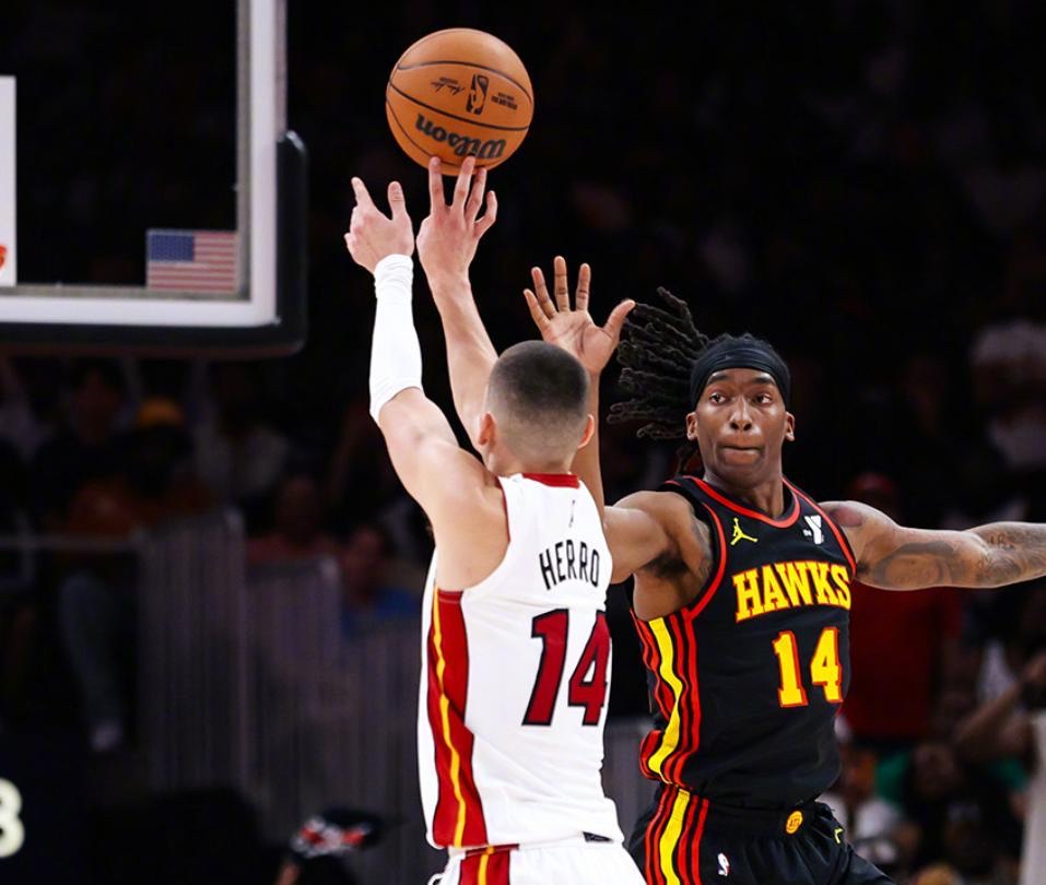 集结日突围战来临；迈阿密热火围绕NBA常规赛造点机会；话题不断；更衣室氛围转暖的简单介绍