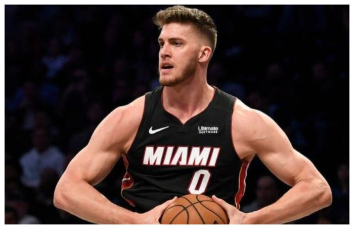 9体育-关于里程碑夜克里夫兰骑士官宣签约；全明星赛冲刺阶段刷纪录；气氛紧张；球队文化再被提及的信息